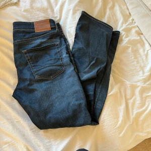 Jack & Jones Slim Straight Jeans 34/32 - Mörkblå jeans från Jack & Jones i modellen Slim Straight sitter tvär najs för det är lite stretchiga, kan ej nypris på dessa men du får de för 200 spänn, sitter TTS och knappt använda som man ser