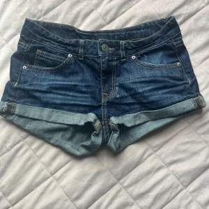 Lågmidjade jeansshorts - Säljer jätte fina lågmidjade shorts i storlek 34! Jättefint skick bara att ”uppvikningen” i bak har gått upp. Svårt att förklara men se sista bild💞