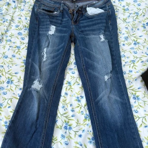 Mörkblåa jeans med hål  - Marin/mörkblå jeans med små hål här och där. Sitter tajt hela vägen ner så de är skinny jeans Stolek S.
