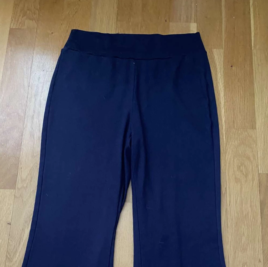 Marinblåa utsvängda byxor - 2