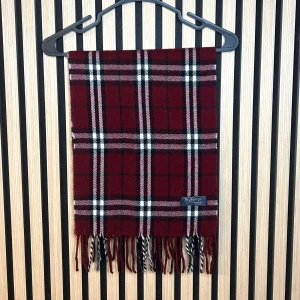 Burberry halsduk röd  - Röd burberry halsduk | Självklart äkta | Skick 9/10 | Hör gärna av dig vid minsta fundering😊