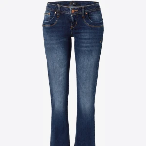 Mörkblå jeans - Mörkblå jeans med slitningar från Ltb. Väldigt bra skick