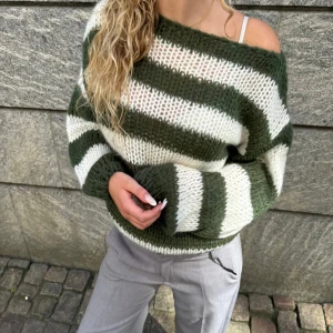Design by si stickad tröja - Säljer denna randiga stickad tröja från design by si. Den är i bra kvalitet och nypriset är 529kr