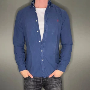 Marinblå Ralph Lauren skjorta  - Hej säljer nu min fina Ralph lauren skjorta i storlek M. Den är i bra skick och kommer vara otroligt snygg nu i vår och framåt sommaren. Nypris cirka 1600kr! Vi kommer att sälja liknande produkter nu i vår och närmare sommar så glöm inte följa profilen!🌊🍾 65