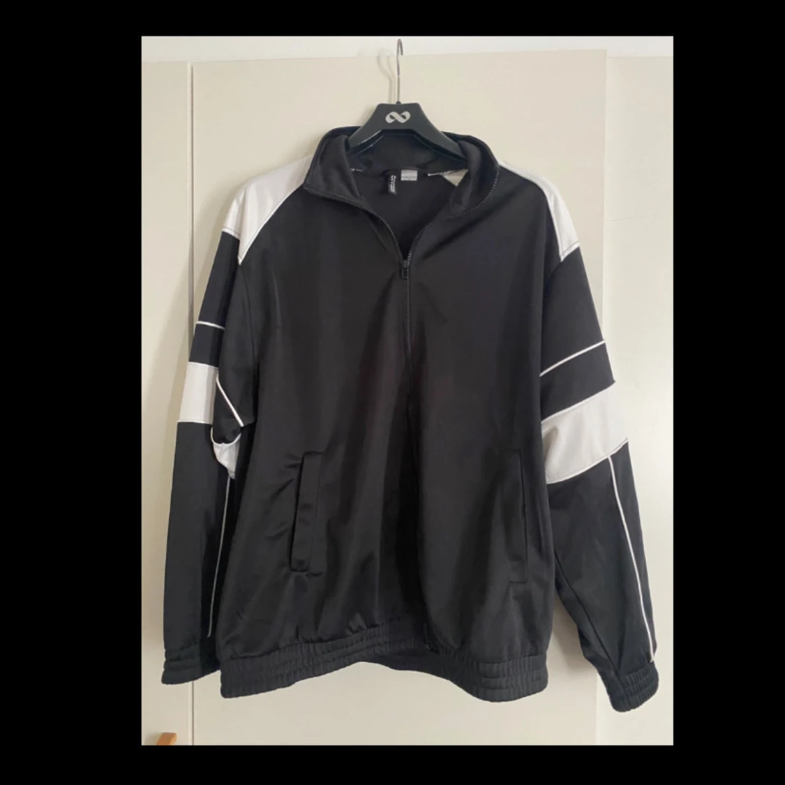 Svart och vit tröja från H&M Divided