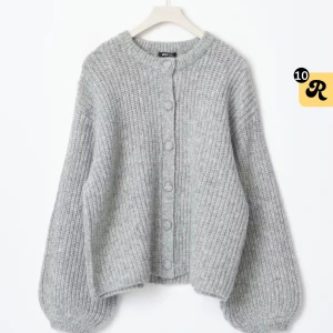 Grå stickad kofta med stora ärmar - Supermysig grå stickad kofta från Gina Tricot med oversized passform och stora ballongärmar. Koftan har rund halsringning och knappar framtill i samma färg som plagget. Perfekt för lager-på-lager och chill vibes. Nypris 460kr