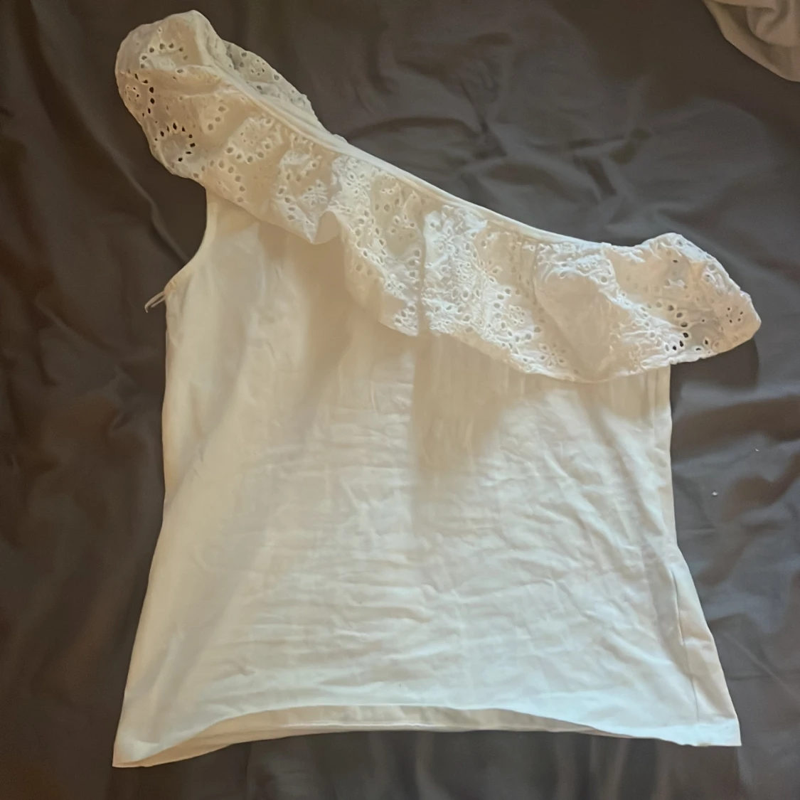 Vit oneshoulder topp med volang från Lindex 