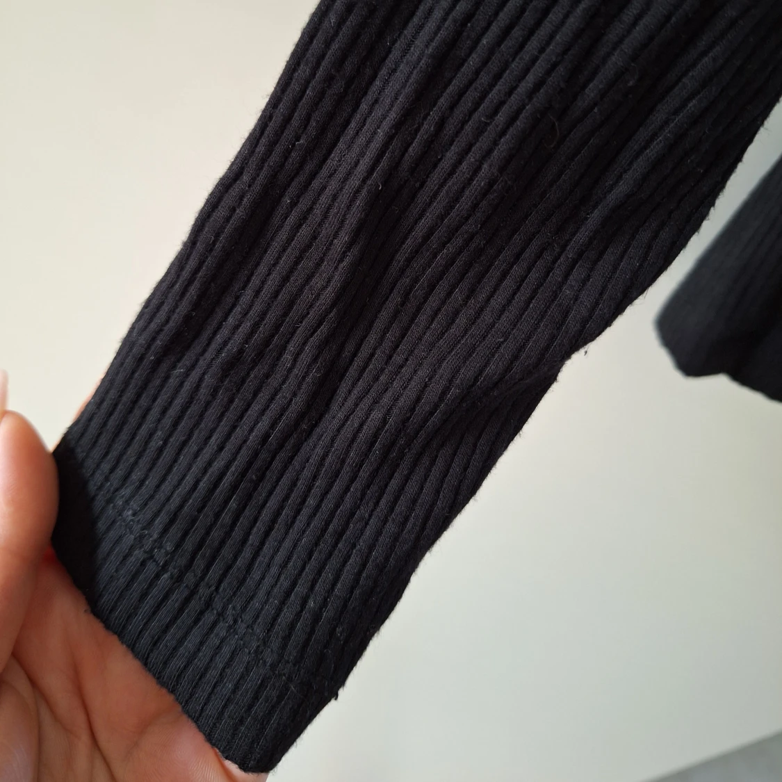 Svart ribbad polotröja i viskos - 2