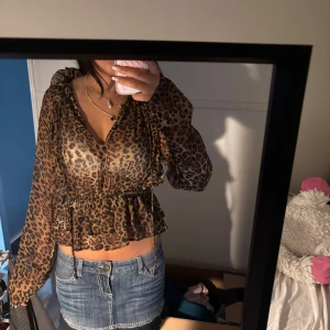 leopard blus - säljer denna leopard blus som är från na-kd! har aldrig använt den och är storlek 38! säljer för 230!