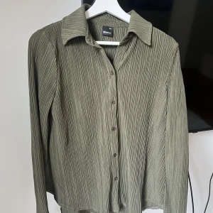 Skjorta gina tricot - Pleated skjorta från Gina tricot. Storlek XXS, men passar Xs också.  Khakigrön