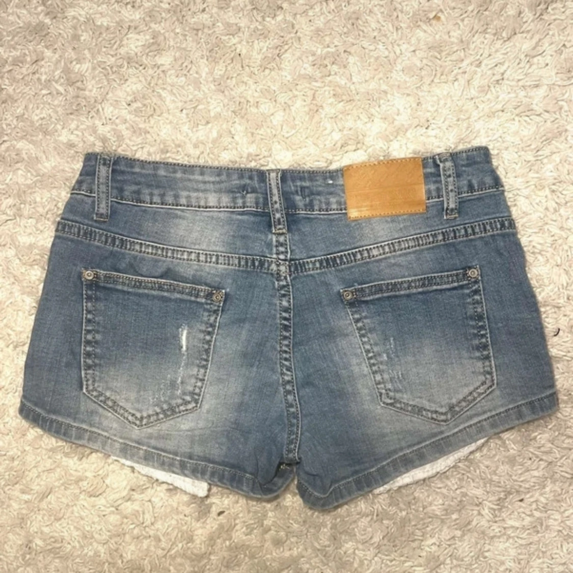 Blå jeansshorts med nitar från Nice Toxik - 1