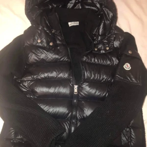 Svart Moncler pufferjacka med huva - Snygg svart pufferjacka från Moncler.