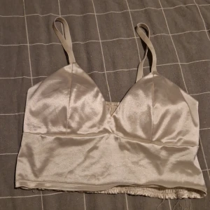 Vitfärgad satin linnetopp - En jätte snygg top som har inte kommit till användning💕🎀 Men jag har ingen aning vilket storlek eller varumärke men jag tror att den är S/M🤍💕