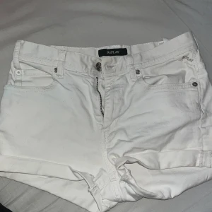 Vita jeansshorts från Replay - Snygga jeansshorts från replay. Står ingen storlek men skulle säga S/XS. Mid raisd. 
