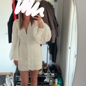 Adoore klänning  - Superfin vit klänning från Adoore, använd en gång på min student, så o superfint skick, storlek 38💗