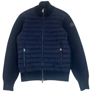 Moncler  - Moncler tricot cardigan black label. Storlek S. skick 9/10. Pris 3790kr finns att köpa på våran hemsida. 