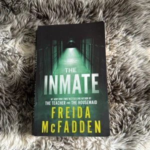 The Inmate - En ytligare bok av Freida McFadden, känd för sina nervkittlande berättelser. Hennes böcker är så bra att jag nästan läst alla. Den här boken är perfekt för dig som gillar thrillers och spänning! Den är på engelska! 