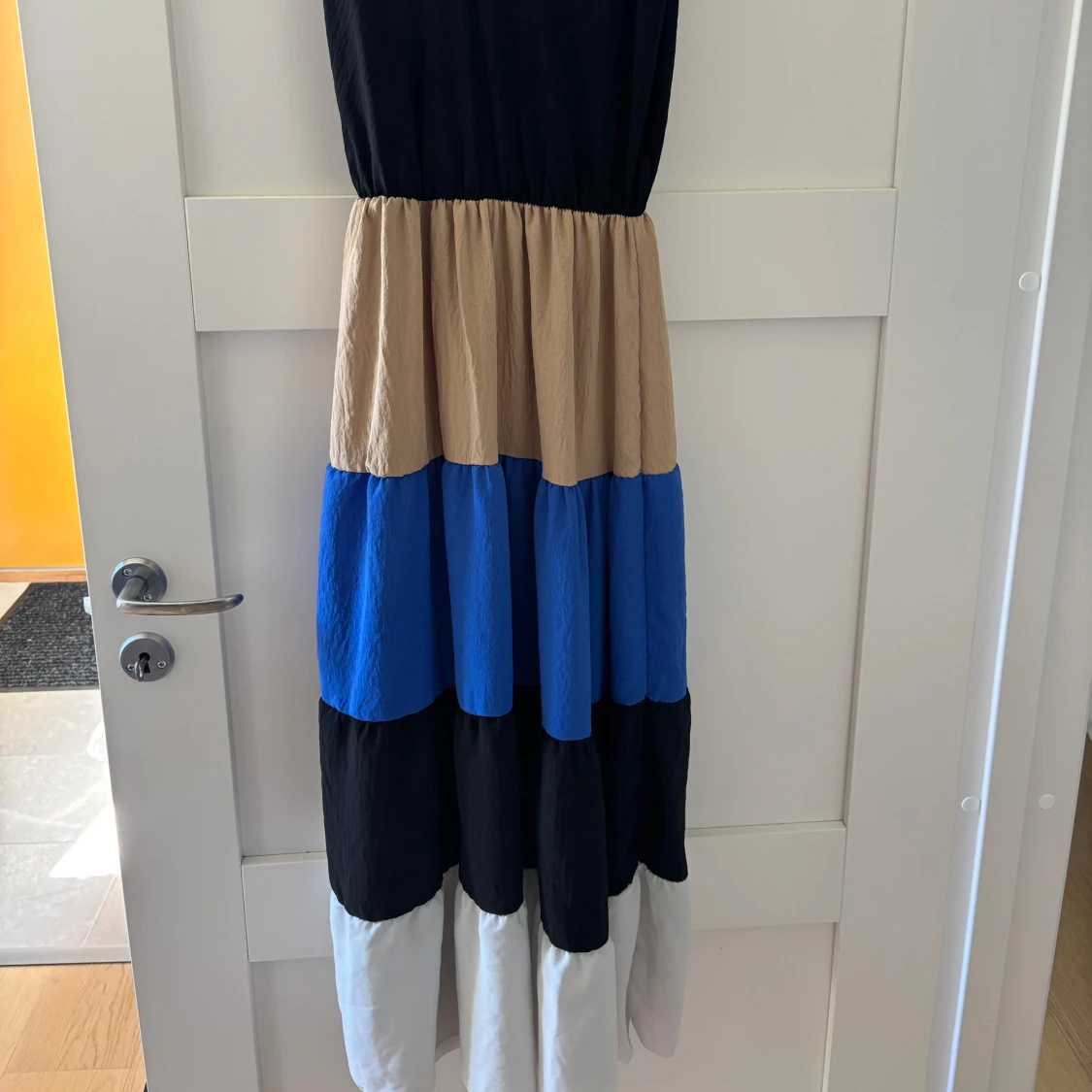 Färgglad långklänning med volanger - 1