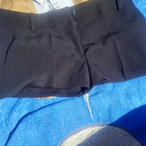 Svarta shorts från Bik Bok, stl 34 - Lågmidjade, korta svarta shorts från bikbok.  I storlek 34 och de är helt oanvända. Slutsålda i alla storlekar på hemsidan förutom 46 48