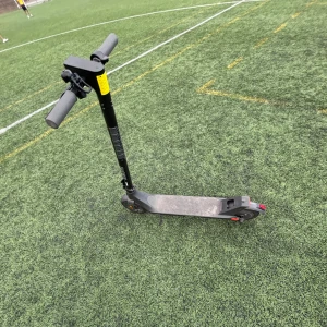 Xiaomi scooter  - Den kör i 20km/h det går att trimma den, den är helt ny använt den två gånger finns för att mötas bara i Stockholm 