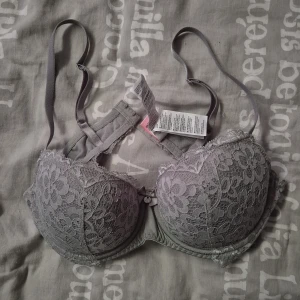Bh från Hunkemöller! - En superfin grön spetsbh från Hunkemöller! Tvättad 1 gång och använd ett par gånger, säljer den då jag själv tycker att den skaver men tror även att det var lite fel storlek för mig. Djur finns i hemmet! ❤️🌟