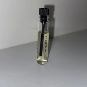 I am vanilla Essnce - Den populära parfymen I am vanilla från Essnce som tester❤️ Doftar vanilj och jordgubbar, super somrig😍 Säljer massor av andra parfymer och testers på min profil❤️