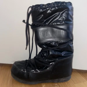 Svarta Moon Boots - Pris kan diskuteras!💕Köpta i Italien för ett antal år sedan men säljer då jag råkade köpa för liten storlek och därför inte kunnat använda så mycket. Storlek 37 men funkar nog som 38 med. Skorna är lite smalare än vanliga moon boots. Sulan är lite smutsig men kan sköljas av. Defekt förekommer på sidan av skon (se bild 4). 