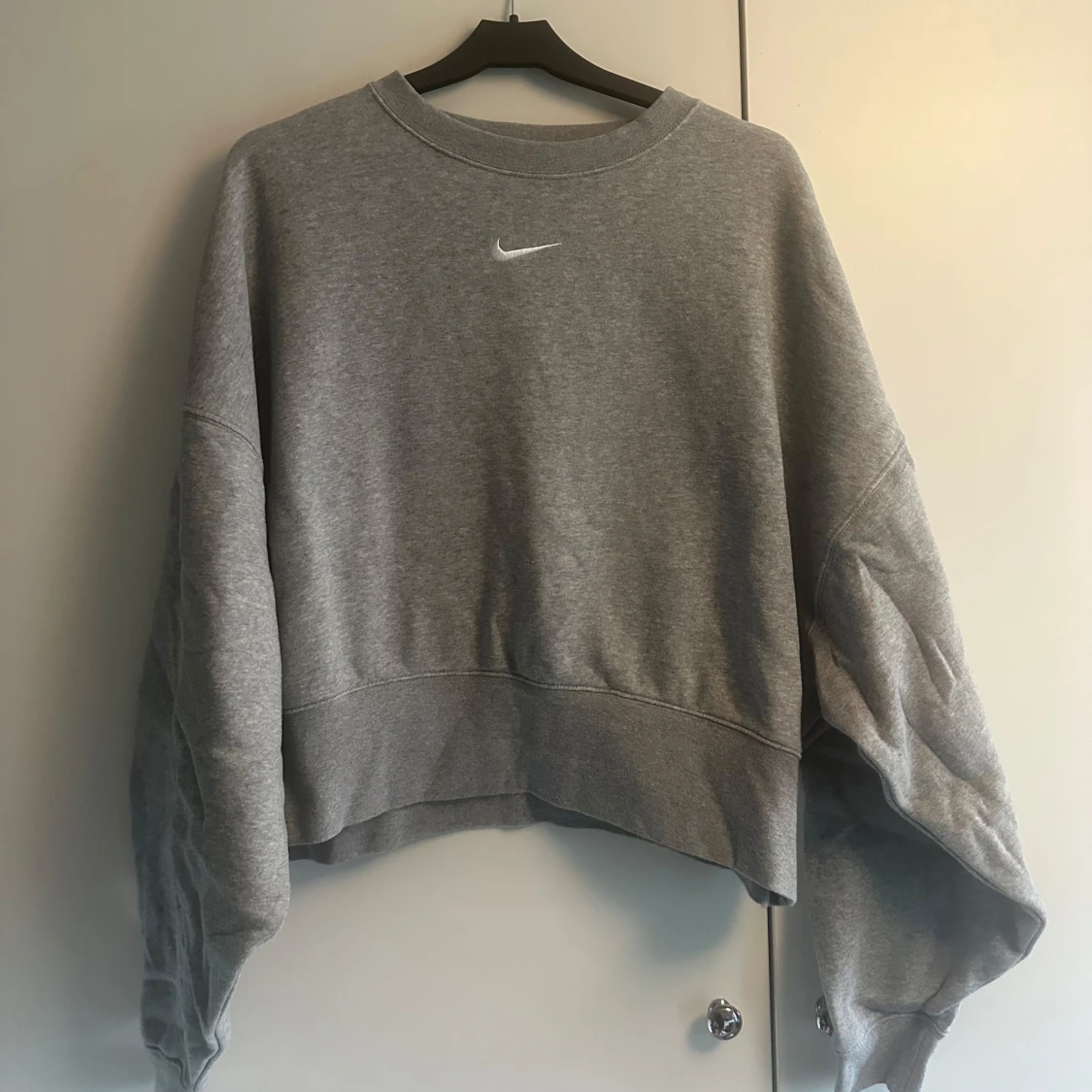 Grå croppad sweatshirt från Nike