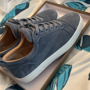 Christian Louboutin - Kommer med originalkartong och kvitto, storlek 42 första till kvarn , kom gärna med bud.