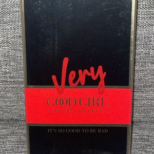 Very Good Girl parfym Carolina Herrera - Very Good Girl Eau de Parfum från Carolina Herrera i elegant svart och röd kartong med guldiga detaljer. Parfymen är känd för sin djärva och feminina doft, och förpackningen har en lyxig känsla med tydlig logga och texten 'It's so good to be bad'.  