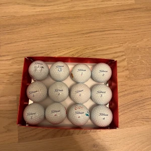Pro v1 golfbollar - Säljer 12 styckna PRO v1 och Pro v1x.Det är 10 styckna pro v1 och 2 styckna pro v1x.Bolarna är i A och B klass.Pris kan diskuteras vid snabb affär.