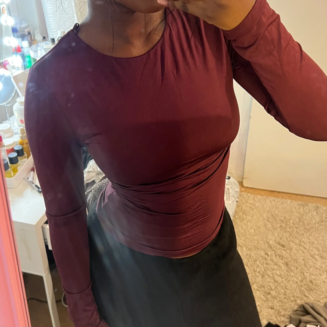 Vinröd långärmad topp med öppen rygg