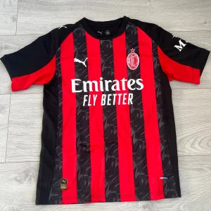 AC Milan hemmatröja 24-25 - AC Milan hemmatröja i nyskick. Storlek S 