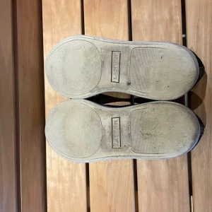 Lanvins - Säljer mina svarta Lanvin sneakers i storlek 42. Dom är fett snygga med blandning av mocka och lite glans framme vid tårna. Vita sulor som gör att dom poppar lite mer. Passar till typ allt – jeans, shorts, vad som helst egentligen. Säljs till ett bra pris. Väl omhandetagna. Pris är ej hugget i sten. Finns små defekter som i skon men inget som märks. MVH Theo 