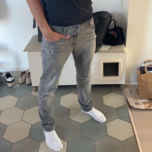 Jack and Jones  - Säljer ett par riktigt feta jeans från jacka and Jones med slitningar,  modell slim Glenn. Skriv om du har några frågor eller funderingar!!!