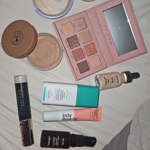 Sminkpaket - Säljer ett sminkpaket med Anastasia ögonskuggspalett i nude och glittriga toner, NYX Total Control foundation i ljus nyans, Iconic London lipplumper i beige, bronzer i golden tan och ett puder, oså massa mer som hudvård, Drunk Elephant osv! Perfekt för dig som gillar naturliga och glowiga looks.