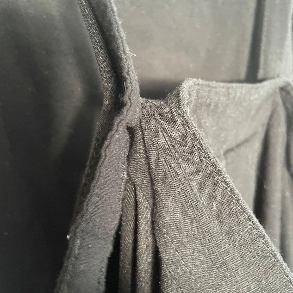 Svart kort hängselklänning med dragkedja - 3