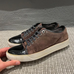 Lanvin skor - Hej! Vi säljer nu dessa riktigt schyssta Lanvin skor i bra skick! Begränsat antal box och dustbags. Vi rekommenderar att gå ner en storlek. Hör av dig vid frågor! 