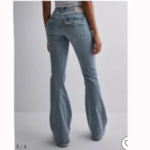 True Religion jeans - Säljer mina lågmidjade True Religon jeans. Modellen joey och storleken 26. Säljer då jag vill köpa ett par andra True jeans därav priset. Ganska stretchiga så hade passat en 27 också. 