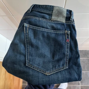 Reply jeans  - Feta replay jeans! | storlek 31/32, sitter lite slim | skick 8/10 | finns en lite defekt på ena sidan men inget man tänker på. | Bara att höra av sig vid funderingar |Pris går att diskutera vid snabb affär!