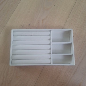 Beige smyckesförvaring i sammet - Smyckesförvaring i beige sammet. Den är mer beige i verkligheten