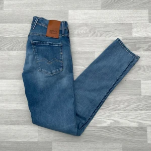 Replay Anbass med slitningar - Replay Anbass hyperflex(med slitningar) - Nyskick - Storlek 29/32 - Nypris: 1800kr - Mitt pris: 899kr