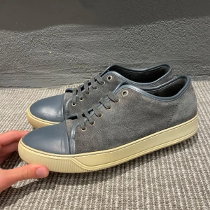 Lanvin skor - Hej! Vi säljer nu dessa riktigt schyssta Lanvin skor i riktigt bra skick! Begränsat antal box och dustbags. Vi rekommenderar att gå ner en storlek. Hör av dig vid frågor! 