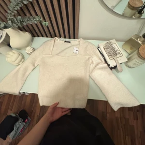 Vit stickad tröja Gina Tricot L - Superfin vit stickad tröja från Gina Tricot i storlek L. Tröjan har lång ärm, lätt utsvängda ärmslut och en snygg fyrkantig ringning. Perfekt för lager-på-lager och passar till både jeans och kjol. Mjuk och skön känsla.