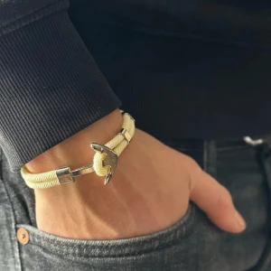 Ankar armband  - Säljer dessa super snygga armbandet med en fin silvrig detalj, kolla min profil för att se resterande av mina färger, alla är helt oanvända och kommer med en påse! Pris endast 129kr! 