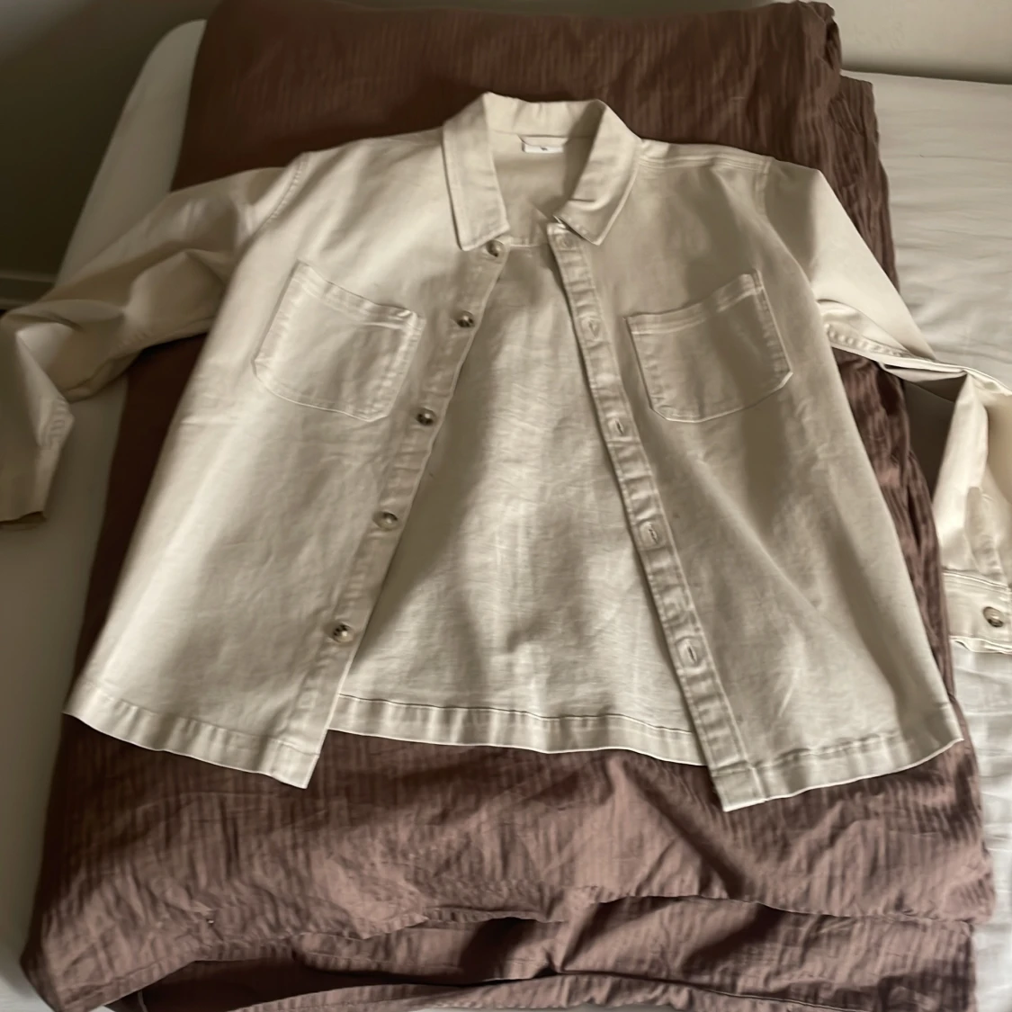 Beige overshirt i bomull