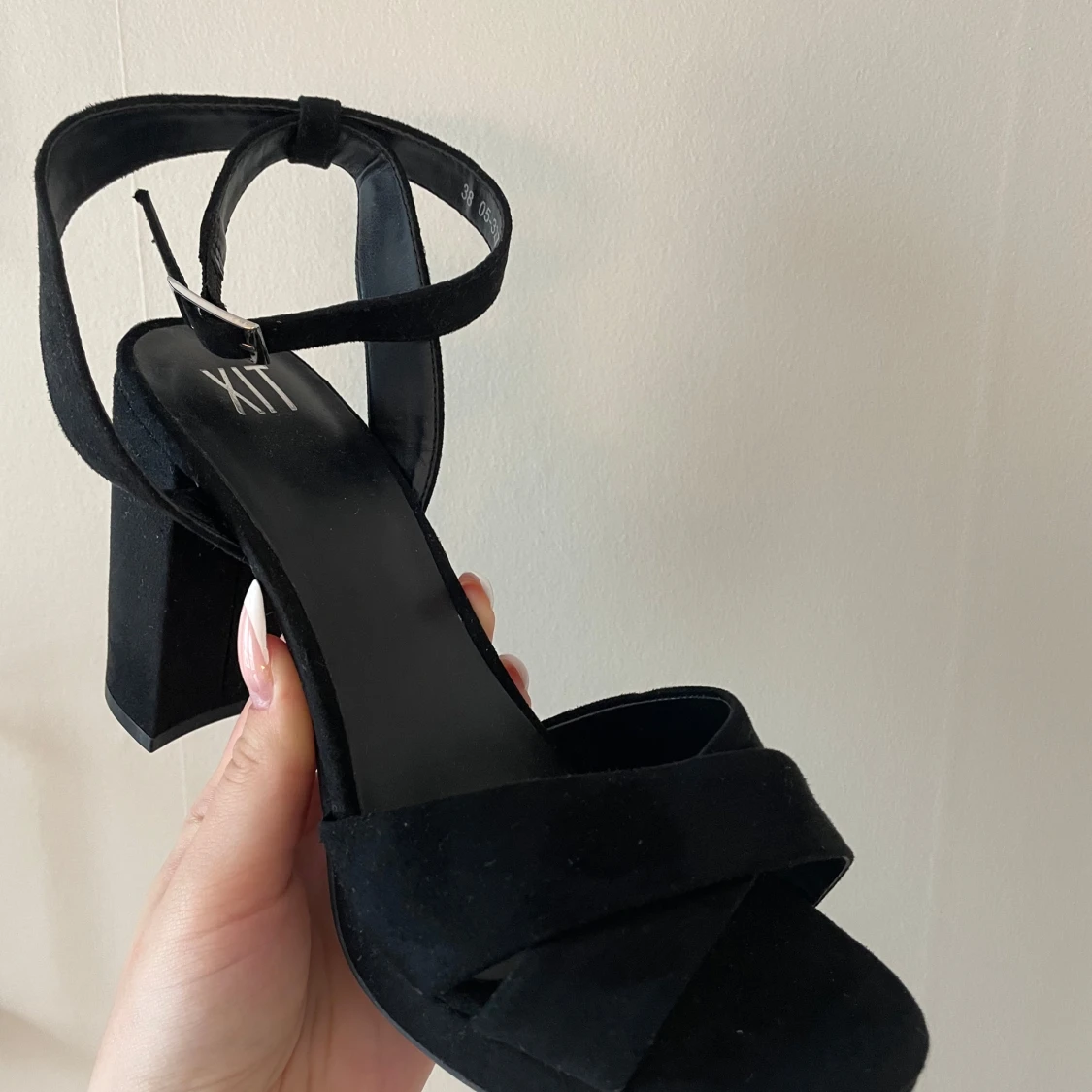 Svarta klackade sandaler från XIT - 1
