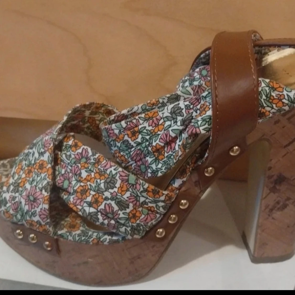 Blommiga platåsandaler från H&M