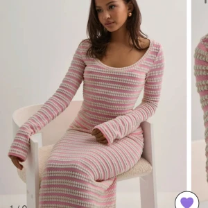 Nelly Love it stripe top - En helt ny love it stripe top från Nelly i Storlek XS. Oanvänd endast testad med lappen fortfarande på. Original pris 350kr