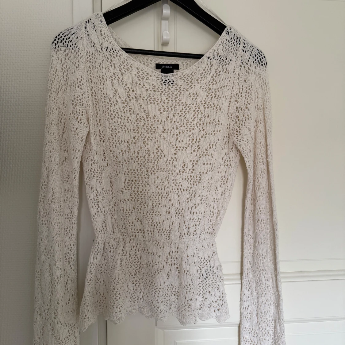 Beige stickad blus från Lindex
